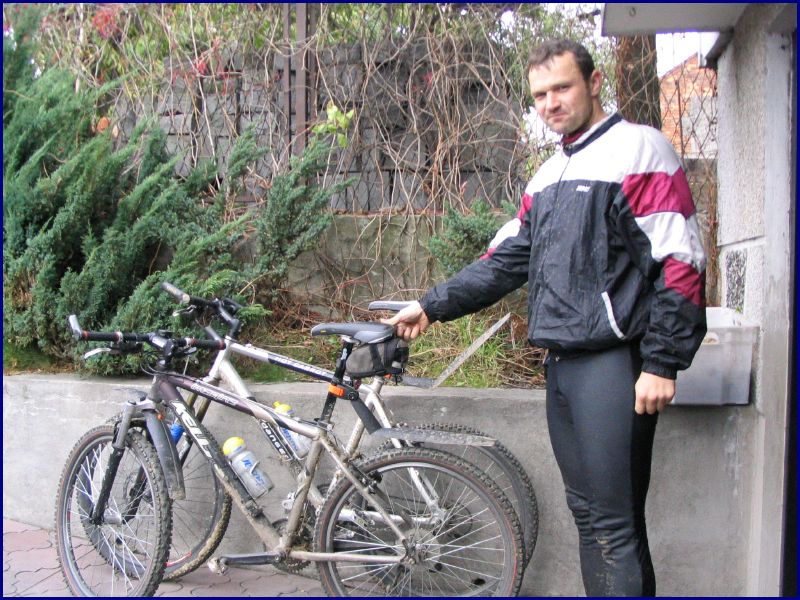LeeCHO przyrwnuje rowery, ten jego to wysoki jak rasowy rumak :)
